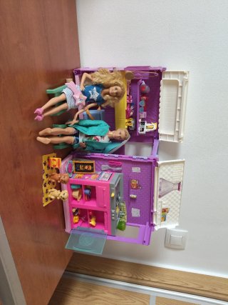Camioneta de comida Barbie con accesorios.