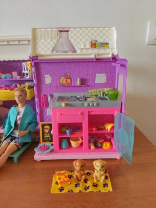 Camioneta de comida Barbie con accesorios.
