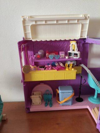 Camioneta de comida Barbie con accesorios.