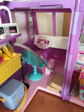 Camioneta de comida Barbie con accesorios.