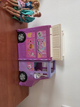 Camioneta de comida Barbie con accesorios.