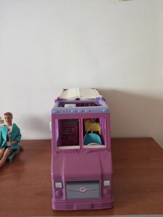 Camioneta de comida Barbie con accesorios.