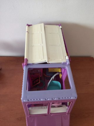 Camioneta de comida Barbie con accesorios.