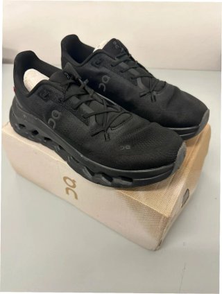 On Cloudmonster Negro EU39
