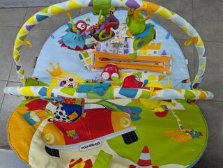 Parque de juegos para bebé con juguetes