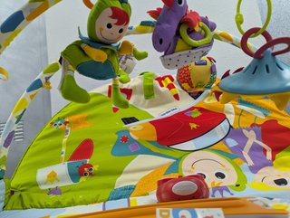Parque de juegos para bebé con juguetes
