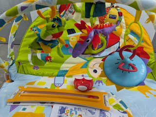 Parque de juegos para bebé con juguetes