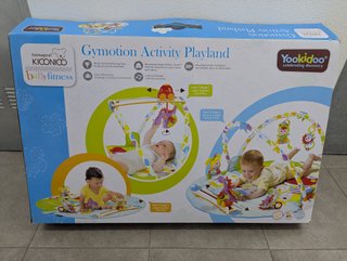Parque de juegos para bebé con juguetes