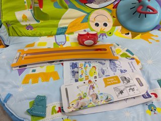 Parque de juegos para bebé con juguetes
