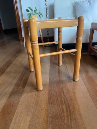 Banco de madera y yute