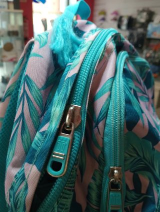 Mochila con estampado tropical