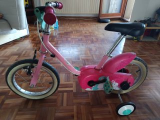 Bicicleta niña rosa con ruedines