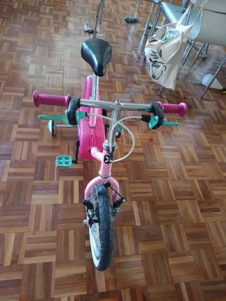 Bicicleta niña rosa con ruedines