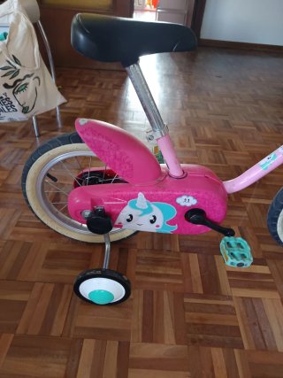 Bicicleta niña rosa con ruedines