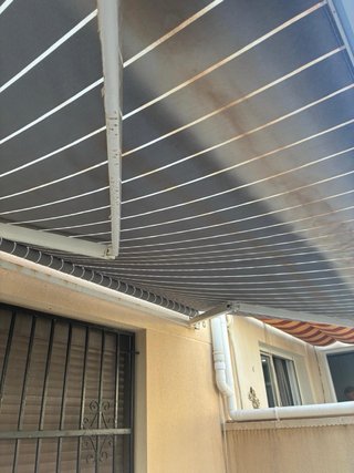 Toldo beige y blanco en buen estado