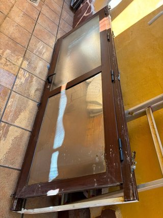 Puerta marrón PVC con cristal