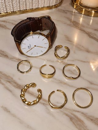 Reloj Daniel Wellington y 7 Anillos Dorados