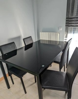 Mesa de cristal negra y 4 sillas