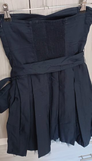 Vestido azul oscuro sin tirantes con lazo