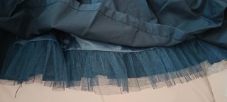 Vestido azul oscuro sin tirantes con lazo