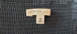 Vestido azul oscuro sin tirantes con lazo