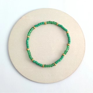 Pulsera de cuentas verdes y doradas