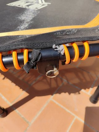 Cama elástica con manillar