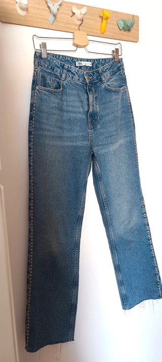 Jeans ZARA con tachuelas laterales