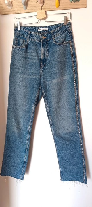 Jeans ZARA con tachuelas laterales