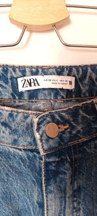 Jeans ZARA con tachuelas laterales