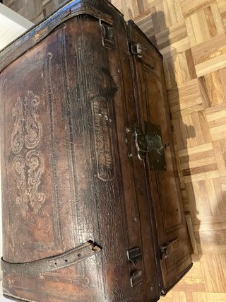 Baúl antiguo de cuero