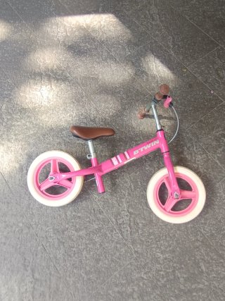 Bicicleta de aprendizaje rosa B'TWIN