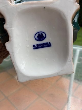 Figura de porcelana mujer vendiendo pescado