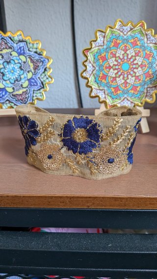 Choker artesanal bordado flores azul y dorado