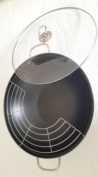 Wok de metal con tapa de cristal