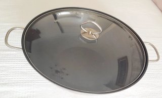 Wok de metal con tapa de cristal