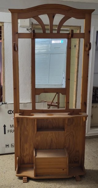 Mueble recibidor de madera con espejo
