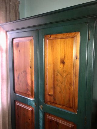 Armario verde madera maciza con puertas decoradas