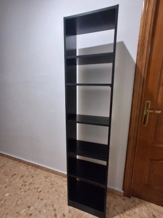 Estantería negra de madera aglomerada revestida