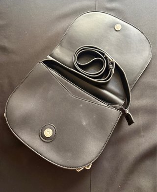 Bolso negro con cadena