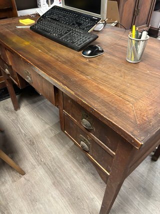 Escritorio antiguo de madera