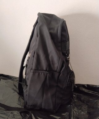 Mochila negra con cadena