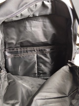 Mochila negra con cadena