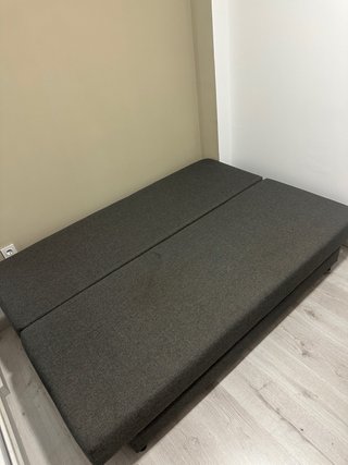 Sofá cama gris oscuro de tela. IKEA ÄLVDALEN