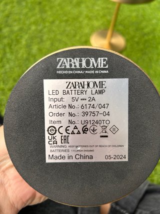 Lámpara Mesa Metálica Dorada Zara Home