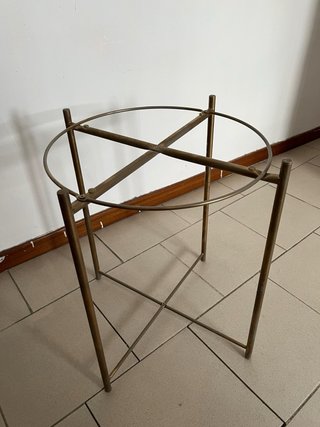 Mesa auxiliar redonda dorada