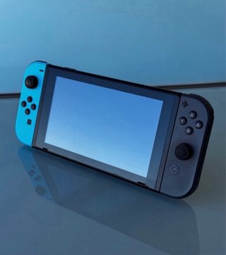 Nintendo Switch con mandos y cargador