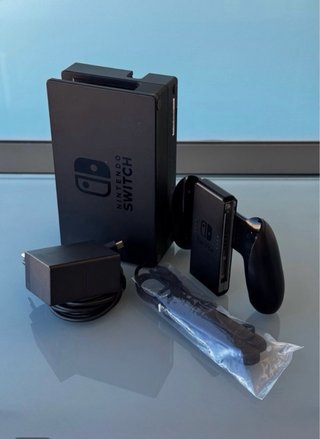Nintendo Switch con mandos y cargador