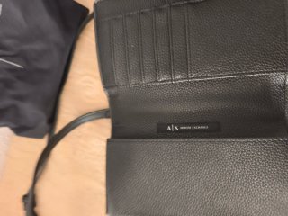 Bolso bandolera Armani Exchange negro y dorado