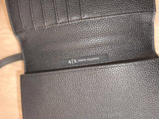 Bolso bandolera Armani Exchange negro y dorado